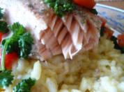 Kräuter-Wildlachsfilet auf extra cremigem Parmesan-Risotto - Rezept