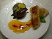 Schokoladeneis-Parfait an gebratenen Mango-Kokosscheiben u Fruchtspiegel - Rezept