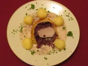 Schweinefilet mit Rotkohl im Blätterteig mit Miniklößen an Bratensoße - Rezept