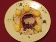 Schweinefilet mit Rotkohl im Blätterteig mit Miniklößen an Bratensoße - Rezept