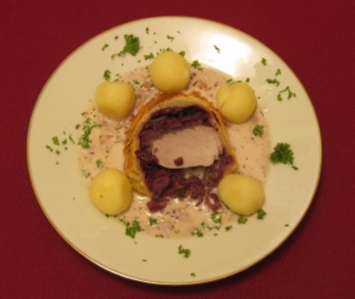 Bilder für Schweinefilet mit Rotkohl im Blätterteig mit Miniklößen an Bratensoße - Rezept