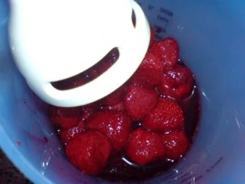 Rezept: Erdbeer-Sahne-Torte Bild Nr. 6 Erdbeer-Sahne-Torte - Rezept - Bild Nr. 6