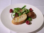 Rezept: Gebratene Entenleber in Portweinsoรe an Feldsalat mit Himbeervinaigrette Gebratene Entenleber in Portweinsoรe an Feldsalat mit Himbeervinaigrette - Rezept