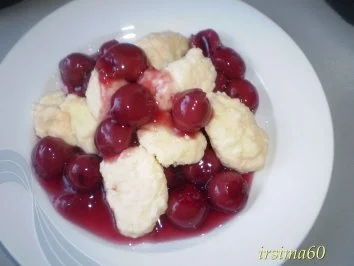 Rezept: Grießklösschen an Kirschkompott Grießklösschen an Kirschkompott - Rezept