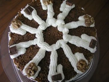 Rezept: Daim-Wallnuss-Torte Bild Nr. 2 Daim-Wallnuss-Torte - Rezept - Bild Nr. 2