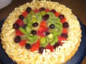 Bananen-Kiwi-Erdbeer-Trauben-Kuchen - Rezept