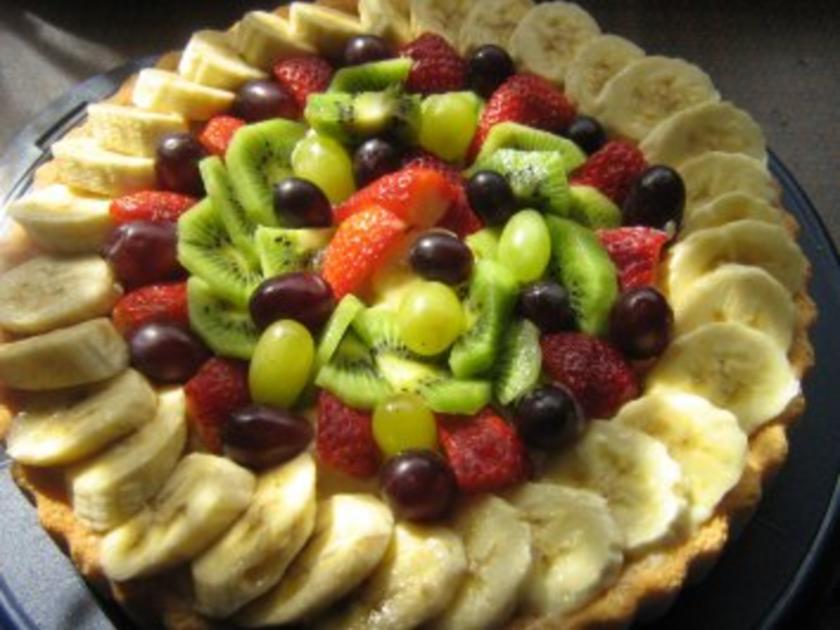 Bananen-Kiwi-Erdbeer-Trauben-Kuchen - Rezept - kochbar.de