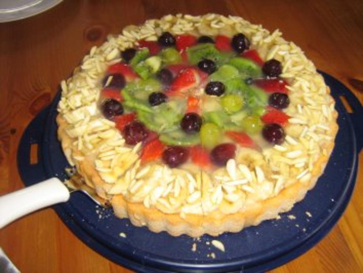 Bananen-Kiwi-Erdbeer-Trauben-Kuchen - Rezept - kochbar.de