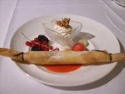 Rezept: Melonen-Ziegenkäse-Röllchen an Sorbet aus Lavendel und Sauerrahm Melonen-Ziegenkäse-Röllchen an Sorbet aus Lavendel und Sauerrahm - Rezept