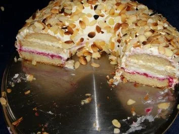 Vanille-Schmand-Kranz mit Himbeeren - Rezept