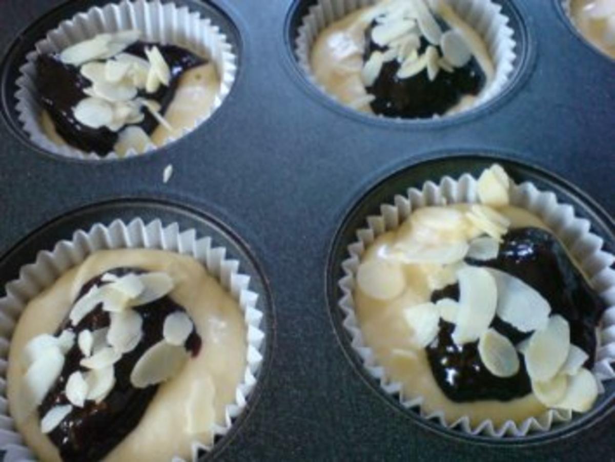Muffins mit leckerer Pflaumenmuß-Füllung und einer Zuckerhaube - Rezept - Bild Nr. 3