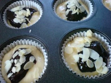 Muffins mit leckerer Pflaumenmuß-Füllung und einer Zuckerhaube - Rezept - Bild Nr. 3