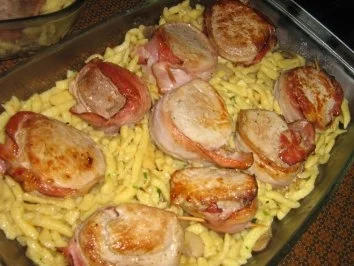 Schweinemedailions ummantelt auf Spätzle mit Champignons - Rezept
