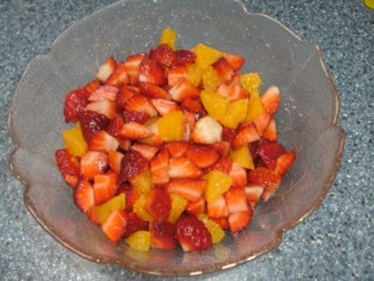 Mascarponecreme auf Erdbeer-Orangensalat - Rezept - Bild Nr. 2