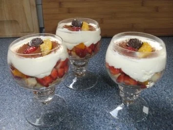 Rezept: Mascarponecreme auf Erdbeer-Orangensalat Bild Nr. 4 Mascarponecreme auf Erdbeer-Orangensalat - Rezept - Bild Nr. 4