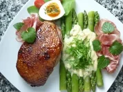 Glasierte Entenbrust an grünem Spargel mit Sauerampfer-Sauce und Cotta die Parma - Rezept