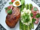 Glasierte Entenbrust an grünem Spargel mit Sauerampfer-Sauce und Cotta die Parma - Rezept