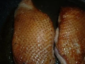 Glasierte Entenbrust an grünem Spargel mit Sauerampfer-Sauce und Cotta die Parma - Rezept - Bild Nr. 2