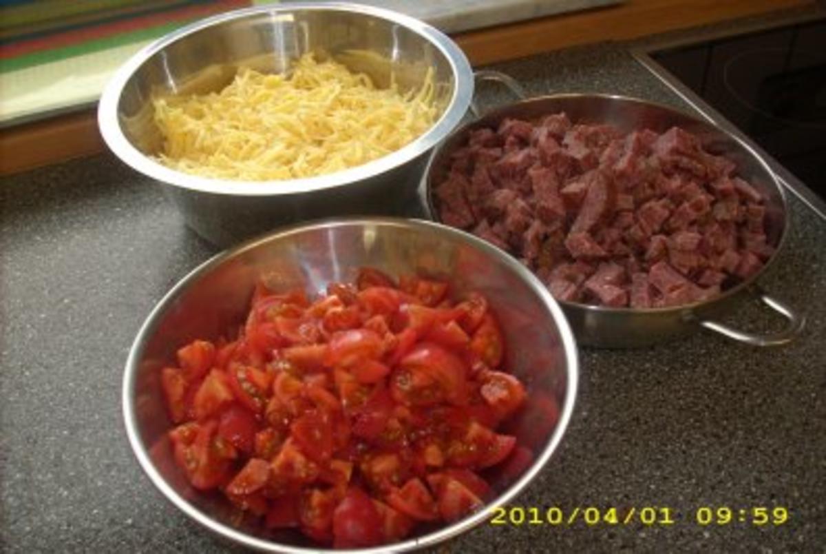 Nudelauflauf mit Salami und frischen Tomaten - Rezept