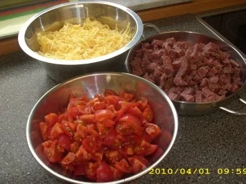 Nudelauflauf mit Salami und frischen Tomaten - Rezept