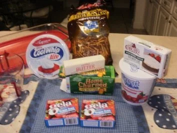 Rezept: Erdbeer - Brezel Dessert - Erdbeeren mit Schlagsahne und Philadelphia Kaese auf gebackener Pretzelkruste Bild Nr. 2 Erdbeer - Brezel Dessert - Erdbeeren mit Schlagsahne und Philadelphia Kaese auf gebackener Pretzelkruste - Rezept - Bild Nr. 2