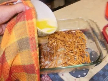 Rezept: Erdbeer - Brezel Dessert - Erdbeeren mit Schlagsahne und Philadelphia Kaese auf gebackener Pretzelkruste Bild Nr. 3 Erdbeer - Brezel Dessert - Erdbeeren mit Schlagsahne und Philadelphia Kaese auf gebackener Pretzelkruste - Rezept - Bild Nr. 3