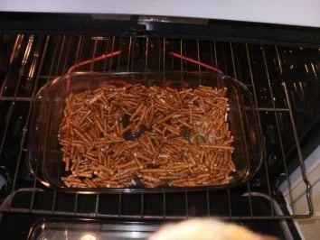 Rezept: Erdbeer - Brezel Dessert - Erdbeeren mit Schlagsahne und Philadelphia Kaese auf gebackener Pretzelkruste Bild Nr. 4 Erdbeer - Brezel Dessert - Erdbeeren mit Schlagsahne und Philadelphia Kaese auf gebackener Pretzelkruste - Rezept - Bild Nr. 4