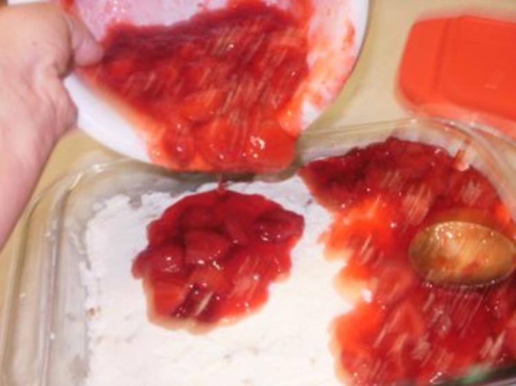 Erdbeer Brezel Dessert Erdbeeren mit Schlagsahne und Philadelphia Kaese ...