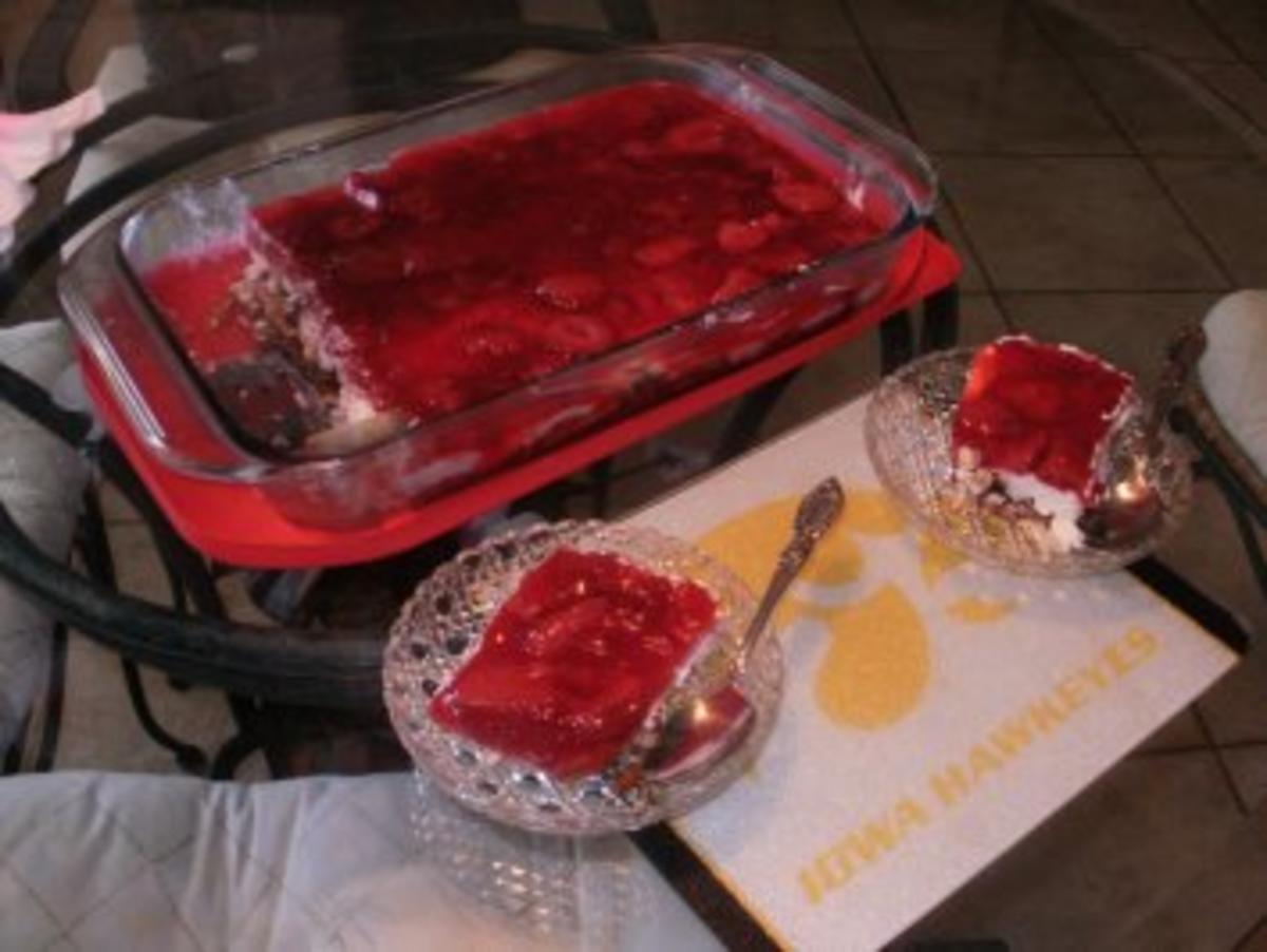 Erdbeer - Brezel Dessert -  Erdbeeren mit Schlagsahne und Philadelphia Kaese auf gebackener Pretzelkruste - Rezept