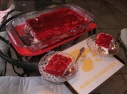 Rezept: Erdbeer - Brezel Dessert - Erdbeeren mit Schlagsahne und Philadelphia Kaese auf gebackener Pretzelkruste Erdbeer - Brezel Dessert - Erdbeeren mit Schlagsahne und Philadelphia Kaese auf gebackener Pretzelkruste - Rezept