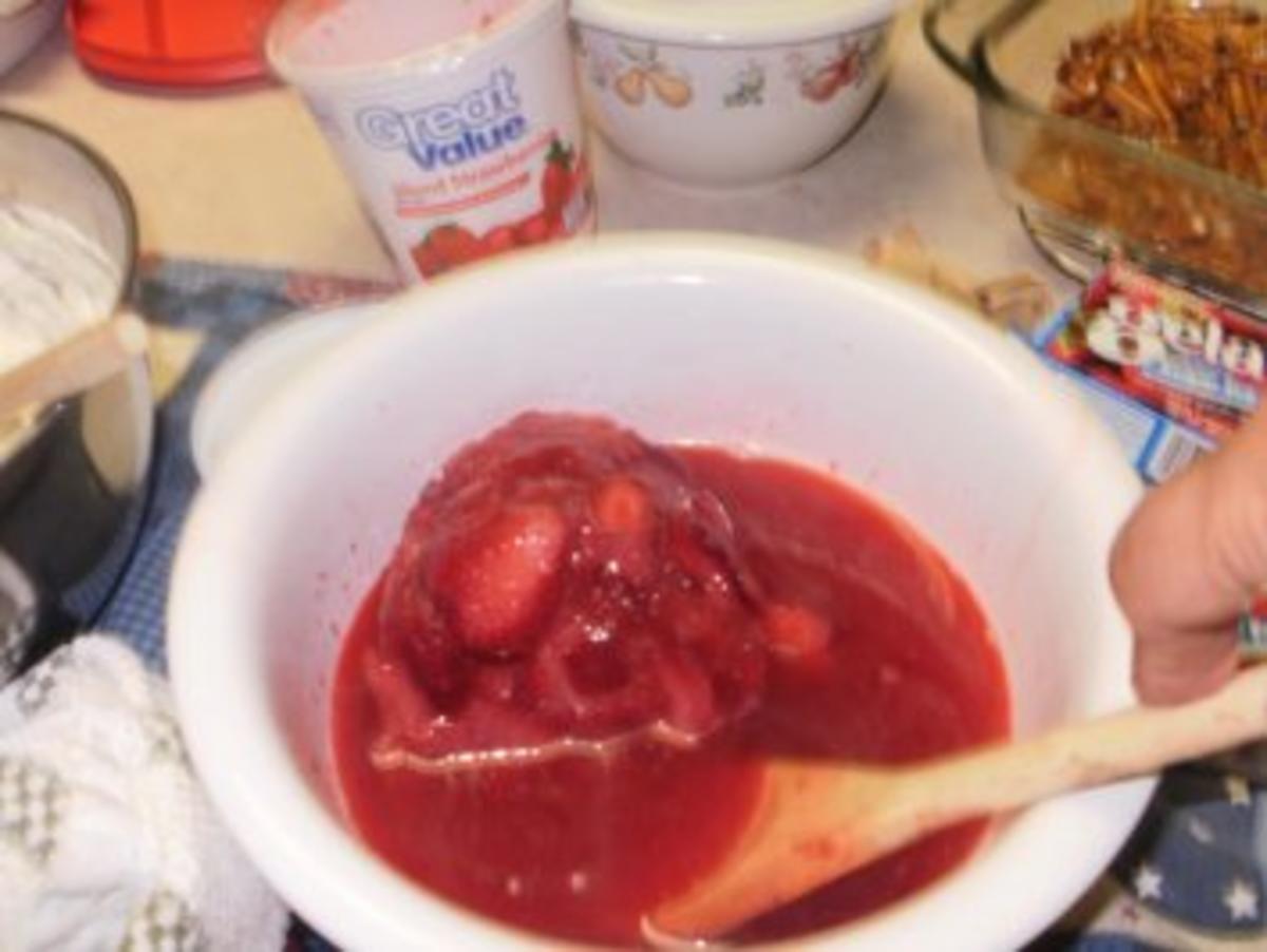 Erdbeer - Brezel Dessert -  Erdbeeren mit Schlagsahne und Philadelphia Kaese auf gebackener Pretzelkruste - Rezept - Bild Nr. 7