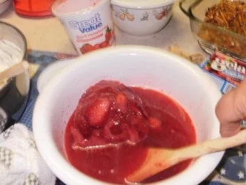 Rezept: Erdbeer - Brezel Dessert - Erdbeeren mit Schlagsahne und Philadelphia Kaese auf gebackener Pretzelkruste Bild Nr. 7 Erdbeer - Brezel Dessert - Erdbeeren mit Schlagsahne und Philadelphia Kaese auf gebackener Pretzelkruste - Rezept - Bild Nr. 7