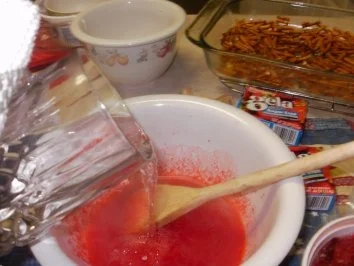 Rezept: Erdbeer - Brezel Dessert - Erdbeeren mit Schlagsahne und Philadelphia Kaese auf gebackener Pretzelkruste Bild Nr. 6 Erdbeer - Brezel Dessert - Erdbeeren mit Schlagsahne und Philadelphia Kaese auf gebackener Pretzelkruste - Rezept - Bild Nr. 6