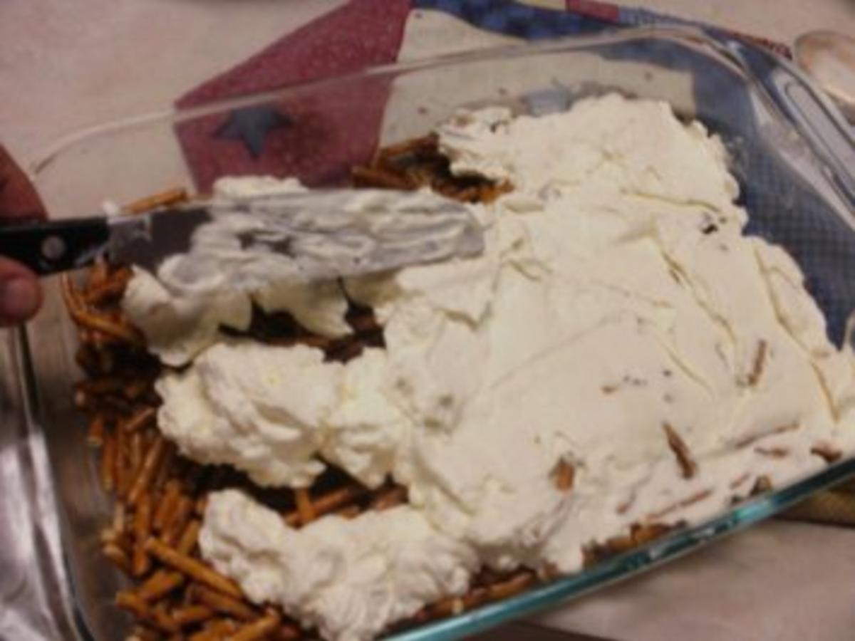 Erdbeer Brezel Dessert Erdbeeren mit Schlagsahne und Philadelphia Kaese ...