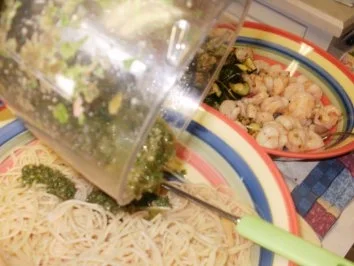 Rezept: Spaghetti mit grilled Shrimps, Zucchini, und Salsa Verde Sosse Bild Nr. 9 Spaghetti mit grilled Shrimps, Zucchini, und Salsa Verde Sosse - Rezept - Bild Nr. 9