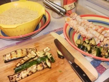 Rezept: Spaghetti mit grilled Shrimps, Zucchini, und Salsa Verde Sosse Bild Nr. 7 Spaghetti mit grilled Shrimps, Zucchini, und Salsa Verde Sosse - Rezept - Bild Nr. 7