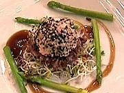 Rezept: Roter Puffer mit Räucherlachsmousse an Dashi Roter Puffer mit Räucherlachsmousse an Dashi - Rezept