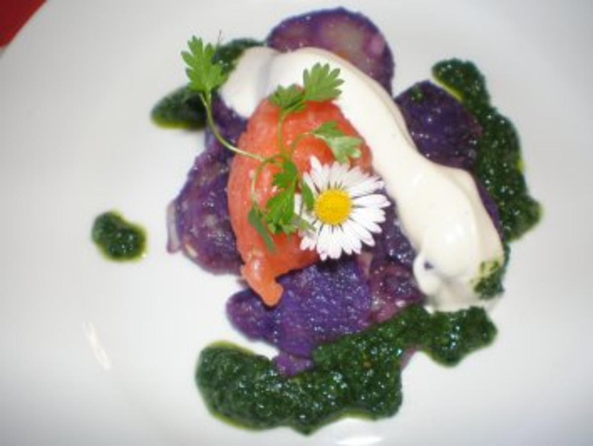 Lachstartar auf lila Kartoffelsalat mit grünem Pesto - Rezept Durch
Olive2