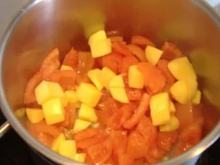 Rezept: Tomatisiertes Kräuterrahmsüppchen mit Schafskäse Bild Nr. 2 Tomatisiertes Kräuterrahmsüppchen mit Schafskäse - Rezept - Bild Nr. 2