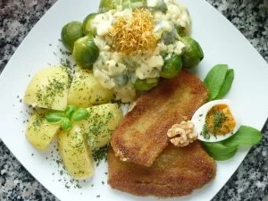 Falsche Kotlett in Walnusspanade an Rosenkohl in Kräuter-Eier-Sauce und Salzkartoffeln - Rezept