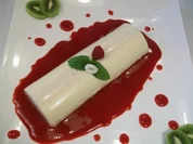 Rezept: Tonka Panna Cotta mit Himbeercoulis Tonka Panna Cotta mit Himbeercoulis - Rezept
