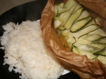 Rezept: Pangasiusfilet mit Paprikagemüse im Zucchinimantel Pangasiusfilet mit Paprikagemüse im Zucchinimantel - Rezept