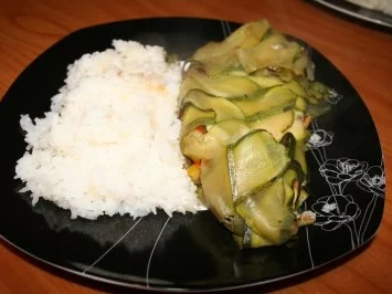 Rezept: Pangasiusfilet mit Paprikagemüse im Zucchinimantel Bild Nr. 4 Pangasiusfilet mit Paprikagemüse im Zucchinimantel - Rezept - Bild Nr. 4