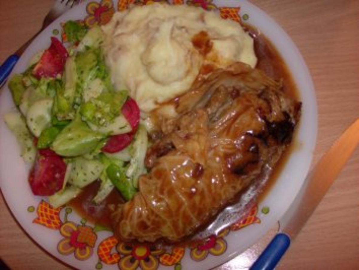 Kohlrouladen mit Kartoffel-Röstzwiebel-Püree und gemischten Salat - Rezept