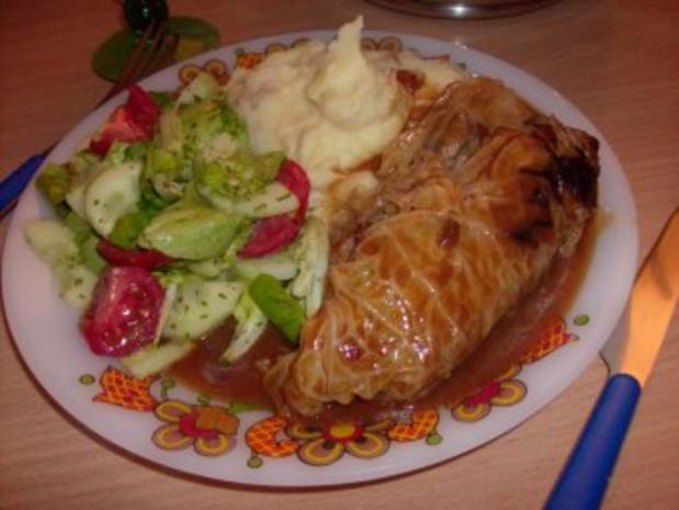 Kohlrouladen mit Kartoffel-Röstzwiebel-Püree und gemischten Salat