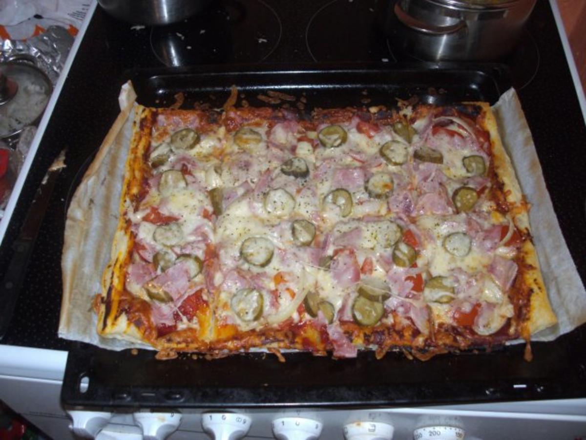 Blätterteig-Pizza - Rezept mit Bild - kochbar.de