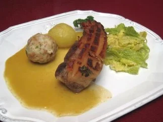 Rezept: Fränkisches Bier-Schäufele mit geschmortem Wirsing und zweierlei Knödeln Fränkisches Bier-Schäufele mit geschmortem Wirsing und zweierlei Knödeln - Rezept