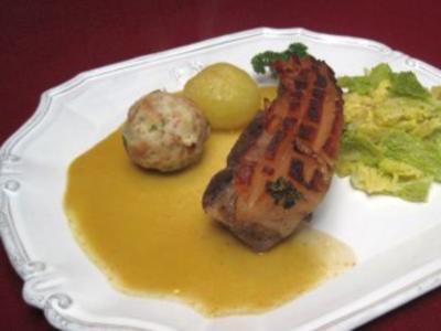 Rezept: Fränkisches Bier-Schäufele mit geschmortem Wirsing und zweierlei Knödeln Fränkisches Bier-Schäufele mit geschmortem Wirsing und zweierlei Knödeln - Rezept