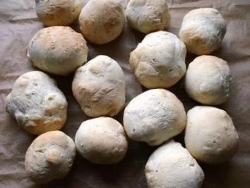 Kleine Pizzabrötchen mit Kräutern - Rezept