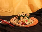 Salat mit Meeresfrüchten an Sashimi aus Lachs und Shrimps - Rezept